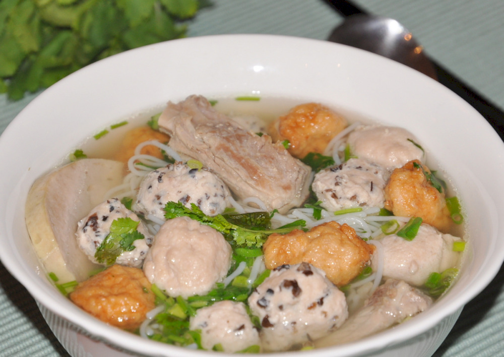 Bun moc with rich flavor, the moc is made from fresh meat, served with fresh green vegetables